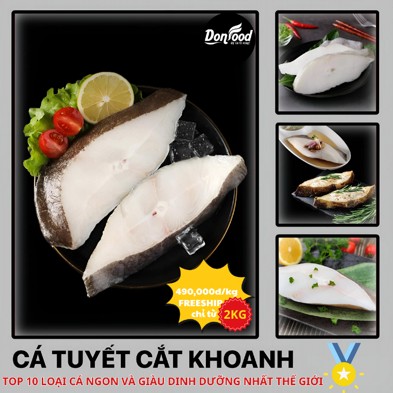 Hình ảnh một đĩa cơm trắng nóng hổi đặt cạnh miếng cá hồi áp chảo xì dầu đã hoàn thành.